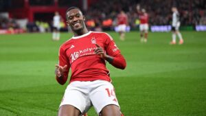 Cạnh tranh từ Manchester United